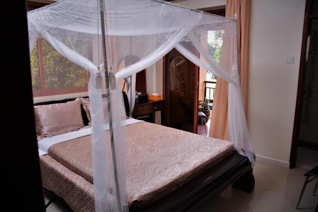 The Palms Beach Hotel And Restaurant Limited Entebbe Buitenkant foto