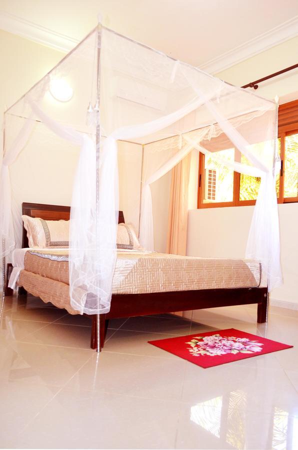 The Palms Beach Hotel And Restaurant Limited Entebbe Buitenkant foto