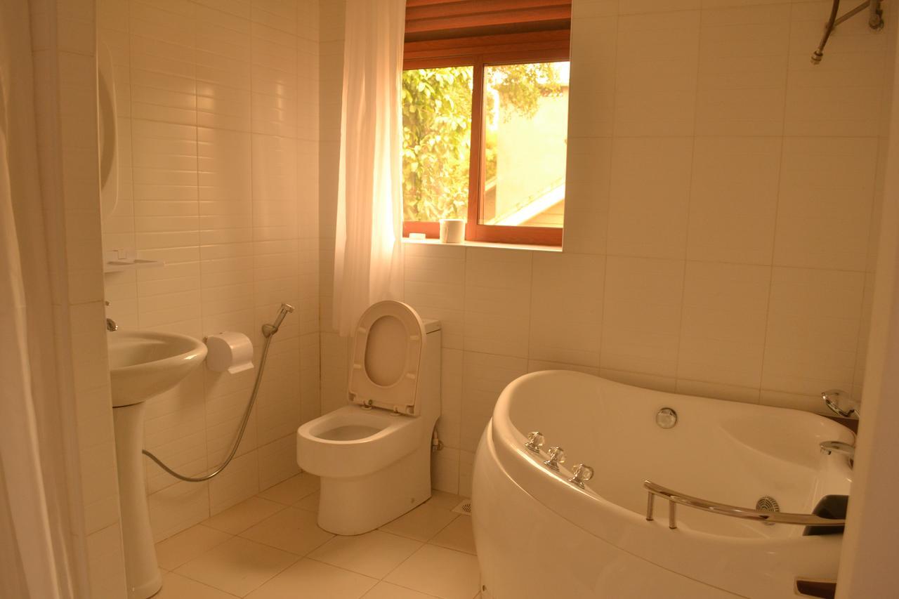 The Palms Beach Hotel And Restaurant Limited Entebbe Buitenkant foto